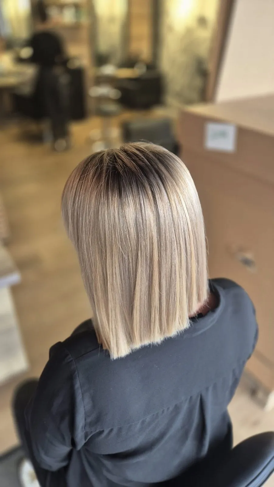 Beżowy blond, bob (koloryzacja), praca salonu Wellezza